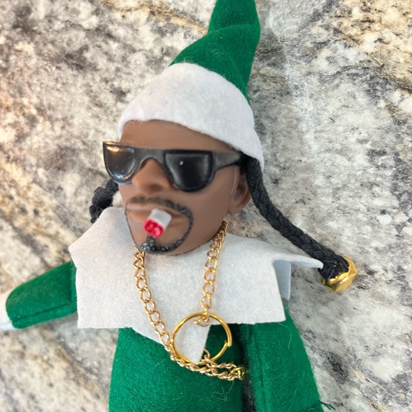 NWT Green Snoop Dogg Resin & fabric doll Doll - Green Christmas elf on shelve - Picture 1 of 9